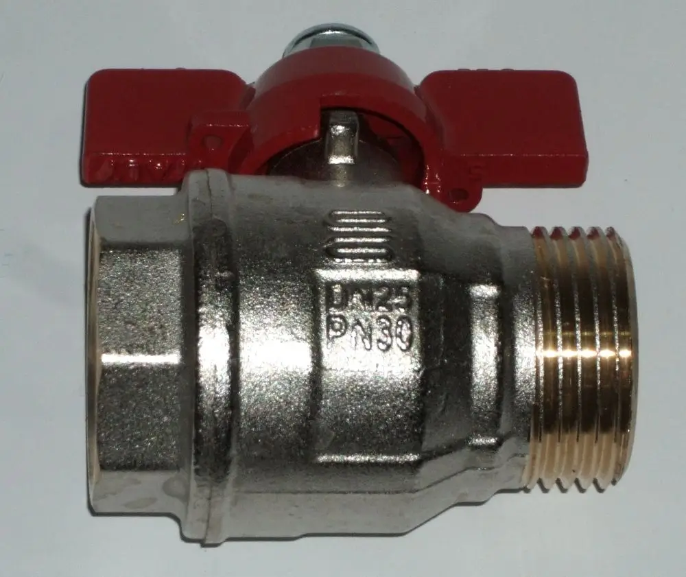 Kugelhahn mit rotem Hebel und metallischem Gewinde, geeignet für Rohrleitungen, vermutlich von Daikin.
